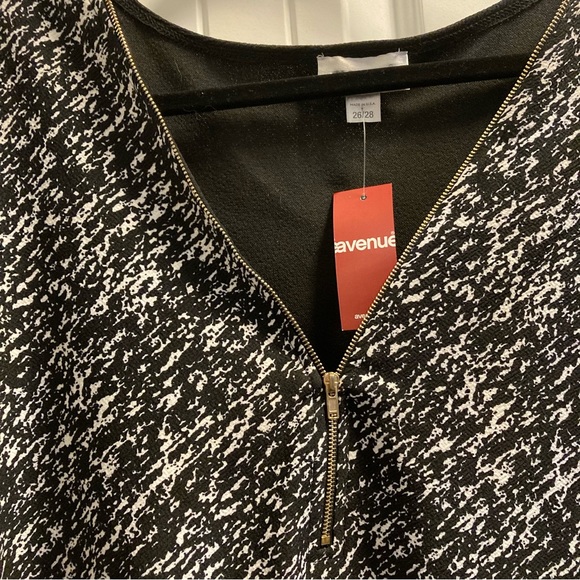 Avenue Size 26/28 Black and White Pattern Top NWT - Picture 2 of 10